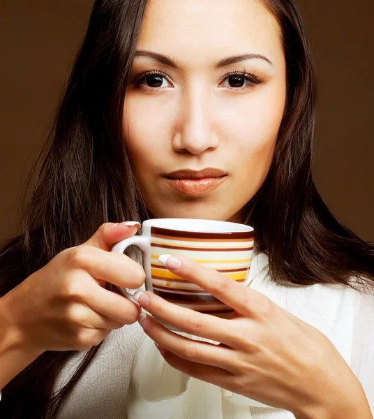 Asiatin trinkt Kaffee oder Tee — Stockfoto