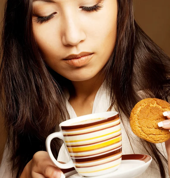 Mulher asiática bebendo café ou chá — Fotografia de Stock