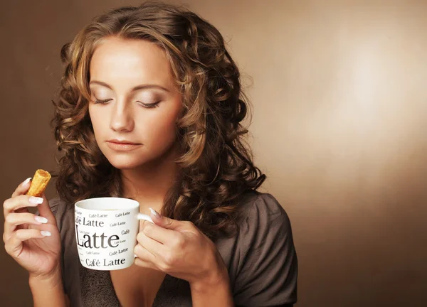 香り高いコーヒーを手にした女性は — ストック写真