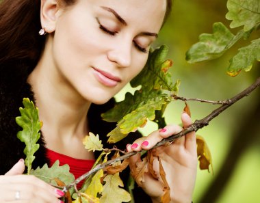 Yaz parkta uzun saçlı kadın