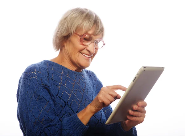 Üst düzey mutlu kadın ipad kullanıyor.
