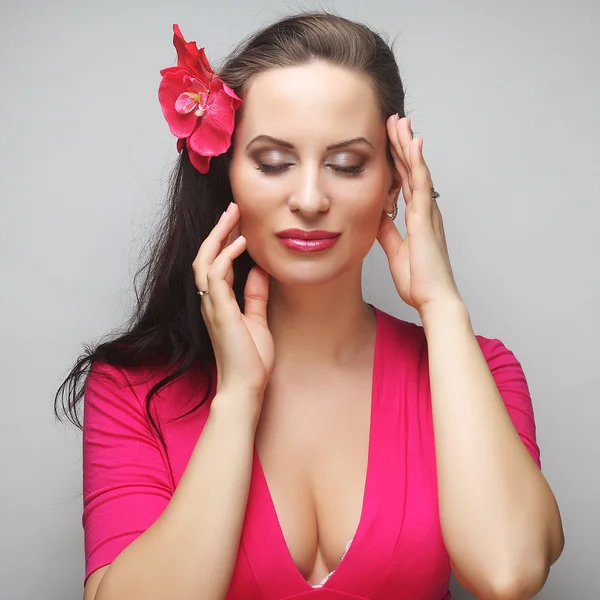 Mujer feliz con flor rosa en el cabello — Foto de Stock