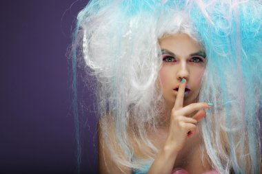 parlak makyaj ve yaratıcı saç olan kadın