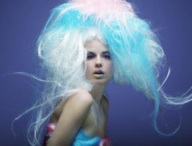 moda model parlak makyaj ile