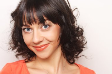 Güzel, genç, şaşkın kadın.