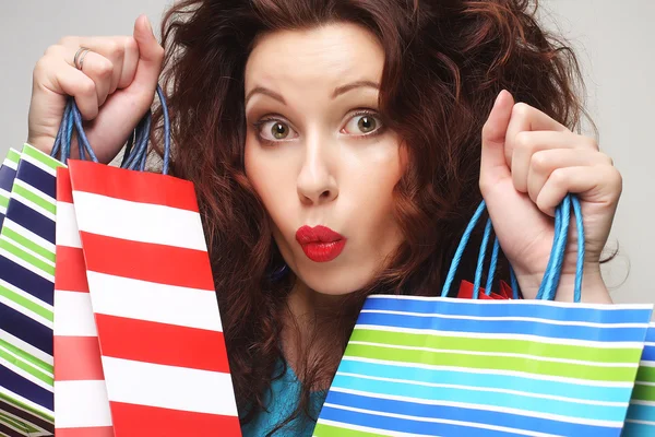 Hermosa mujer joven con bolsas de compras de colores —  Fotos de Stock