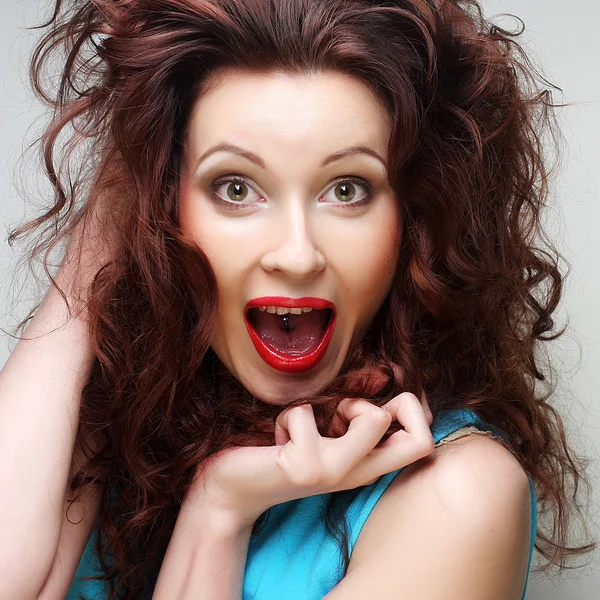 Beautiful young surprised woman. — Stock Photo, Image