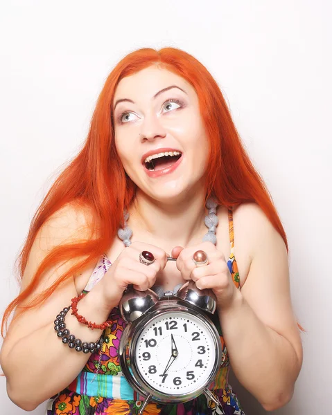 Jonge vrouw met alarmclock — Stockfoto