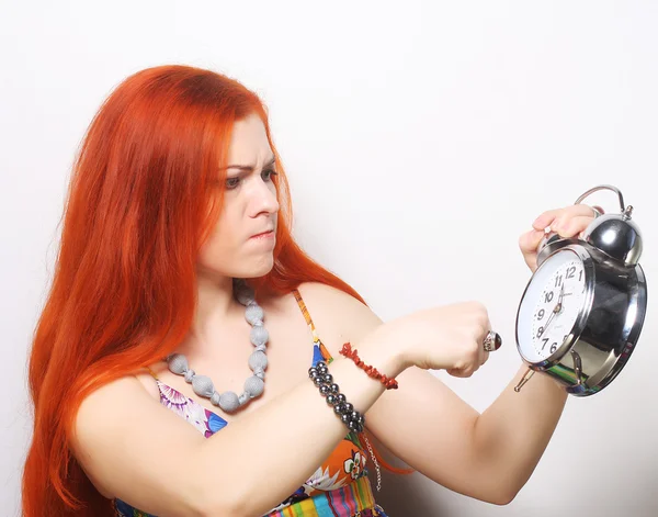 Mujer joven con reloj despertador —  Fotos de Stock