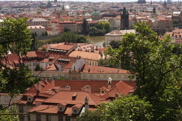 Casas con techos rojos tradicionales en Praga Plaza de la Ciudad Vieja en t —  Fotos de Stock