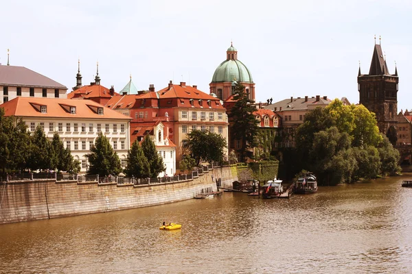 Den berömda Karlsbron och tower, Prag — Stockfoto