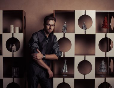 Lüks modern iç mekanda moda adamı.