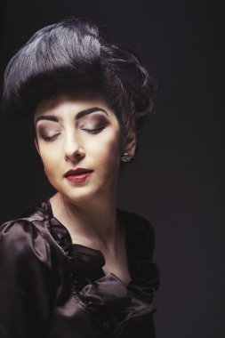 güzel bir kadın ile şık bir saç modeli