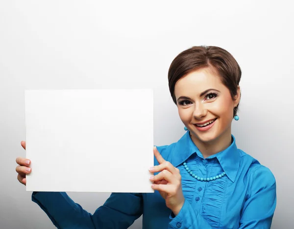 Junge lässige Frau glücklich mit leerem Schild — Stockfoto