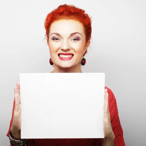 Jovem mulher casual feliz segurando sinal em branco — Fotografia de Stock