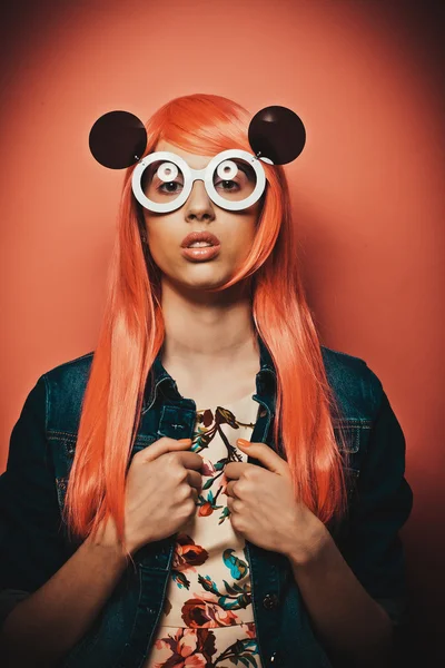 Mooie vrouw met rood haar — Stockfoto