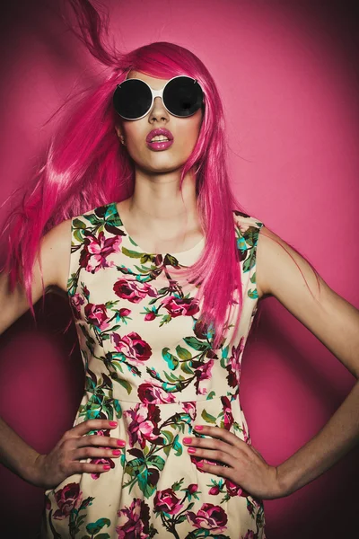 Красивая модель с розовыми волосами — стоковое фото