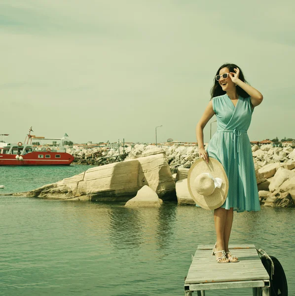 Jovem mulher feliz posando perto do mar — Fotografia de Stock