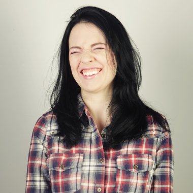 Güzel, genç, şaşkın kadın.