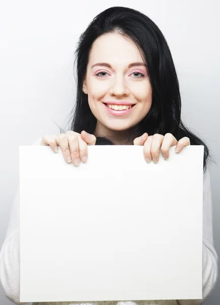 Jovem mulher feliz segurando sinal em branco — Fotografia de Stock