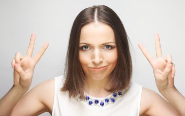 Başarılı kız başparmağını iki eliyle kaldırır.