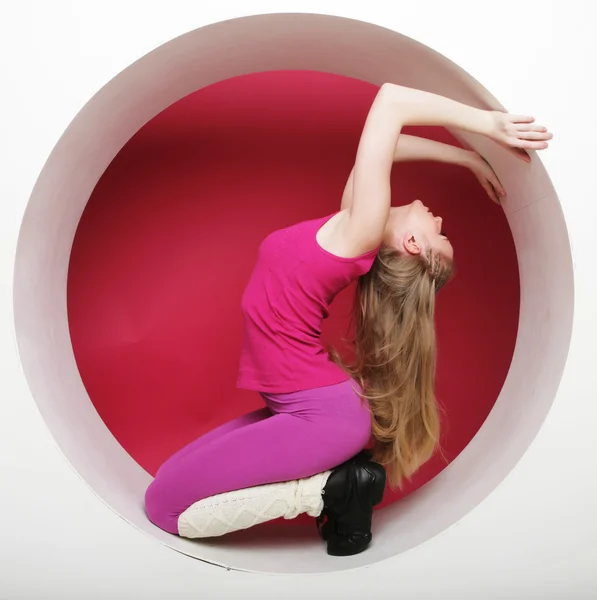 Mulher desportiva posando em círculo rosa — Fotografia de Stock