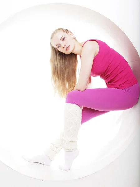 Mujer deportiva posando en círculo rosa — Foto de Stock