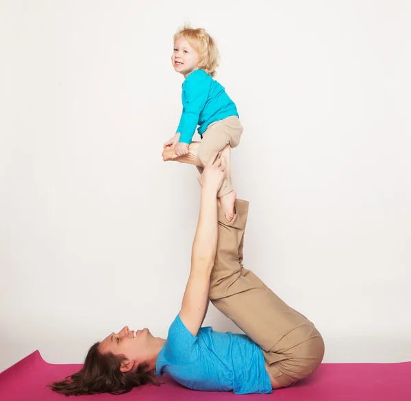 Pai segurando seu filho em seus pés — Fotografia de Stock
