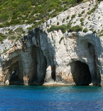 Zakynthos adasındaki mavi mağaralar