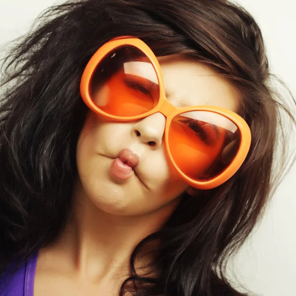 Jeune femme avec de grandes lunettes de soleil orange — Photo