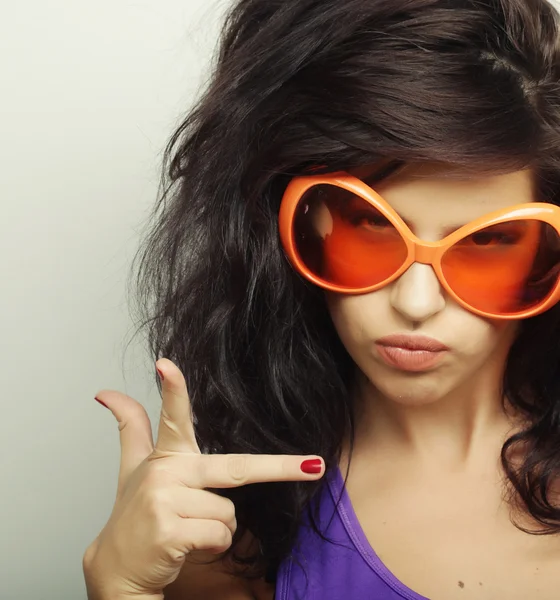 Молодая женщина с большими оранжевыми солнцезащитными очками — стоковое фото
