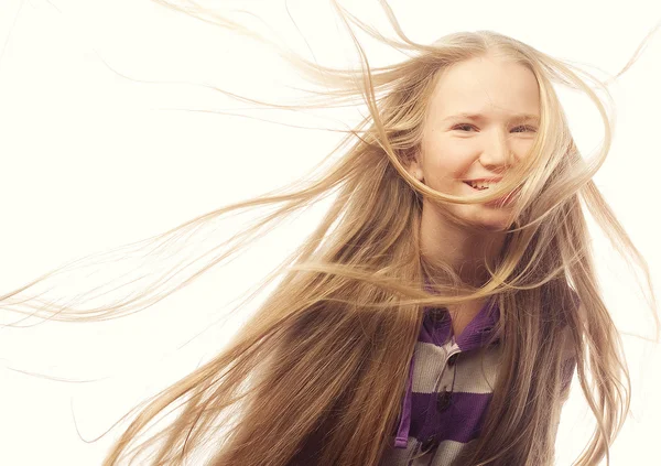 10 代美少女。美しいモデル顔。健康な長い髪. — ストック写真