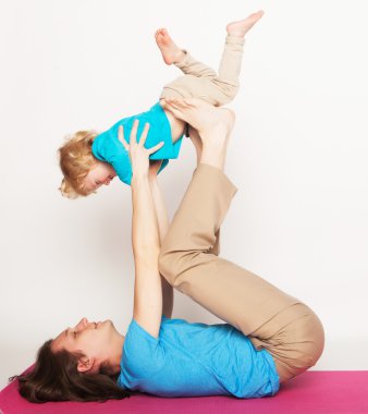 küçük oğlu kendi ayakları üzerinde tutan baba