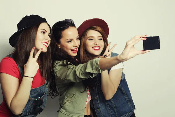 Chicas hipster mejores amigos tomando selfie — Foto de Stock