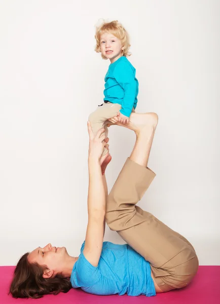 Pai segurando seu filho em seus pés — Fotografia de Stock