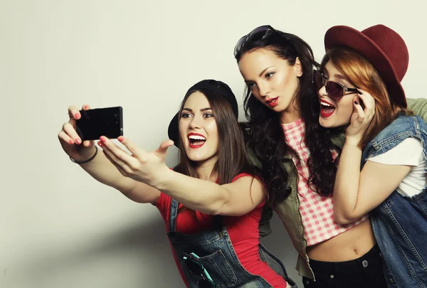 Die besten Freundinnen der Hipster machen Selfie — Stockfoto