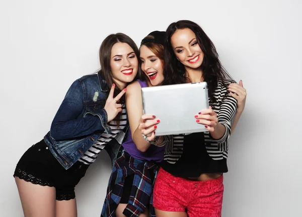 Girls friends taking selfie with digital tablet — Stock Photo, Image