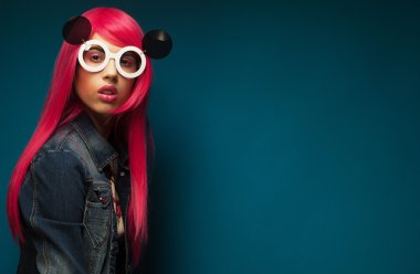 Pembe saçlı güzel manken