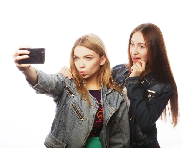 Dois adolescentes tirando fotos com smartphone — Fotografia de Stock