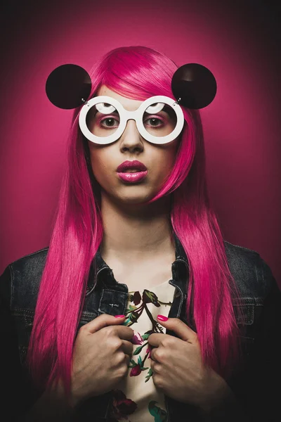 Beautiful fashion model  with pink hair — Stock Photo, Image