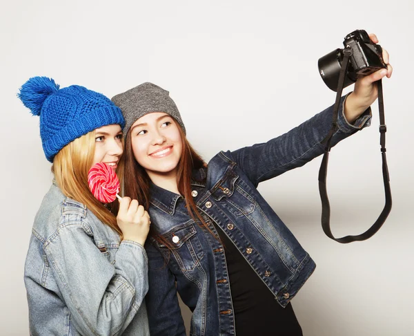 Happy girls friends taking some photos — Stock fotografie