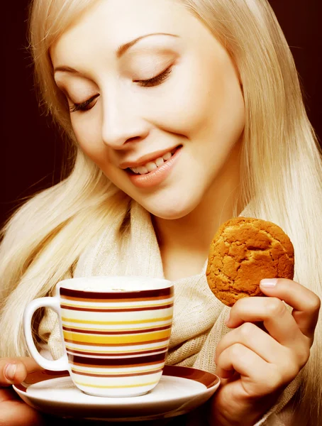 Frau mit Kaffee und Keksen — Stockfoto