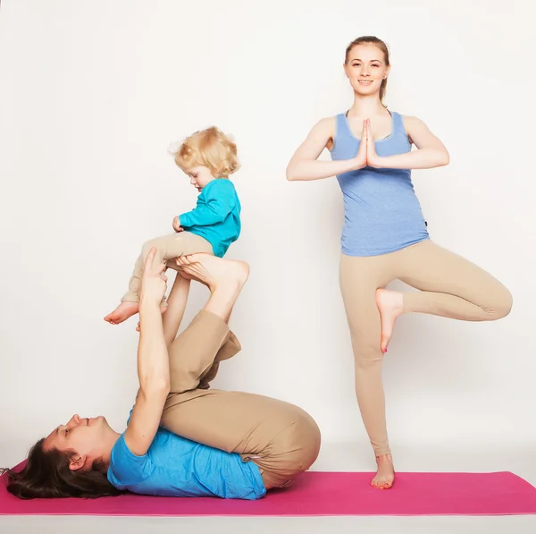 Mãe, pai e filho fazendo ioga — Fotografia de Stock