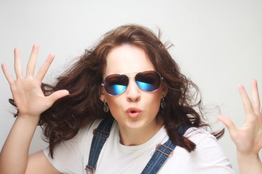 Genç kadın güneş gözlüğü takıyor şaşırttı.