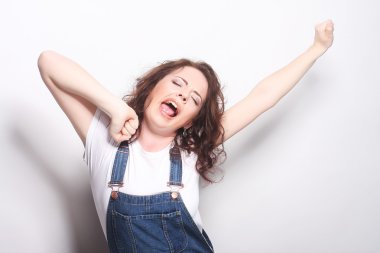 kadını mutlu kendinden geçmiş bir kazanan olmak kutluyor.