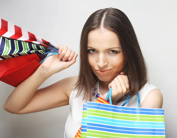 Bela jovem mulher com sacos de compras coloridos — Fotografia de Stock