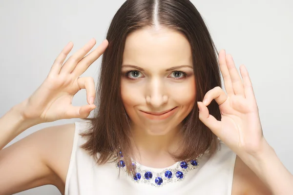 Exitosa chica da pulgar hacia arriba con dos manos — Foto de Stock