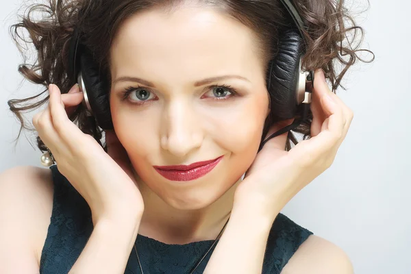 Mujer con auriculares escuchando música — Foto de Stock