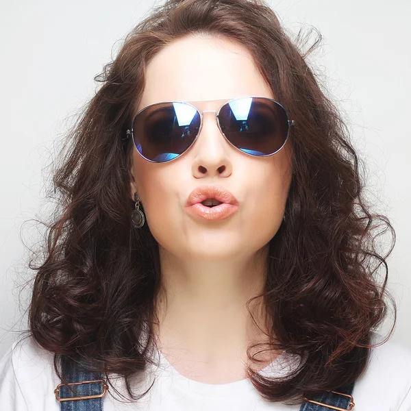 Genç kadın güneş gözlüğü takıyor şaşırttı.