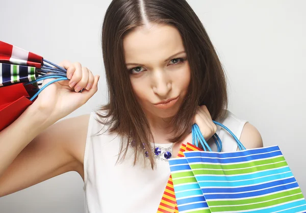 Renkli alışveriş torbaları ile güzel bir genç kadın — Stok fotoğraf
